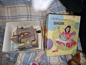 Baby Junior Singer Kids Sewing Machine No.20 for Kids, Vintage 1950s - Picture 1 of 11