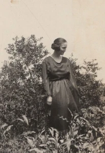 Mujer bonita de los años 20 plantas de jardín de pie retrato naturaleza rural - Imagen 1 de 3