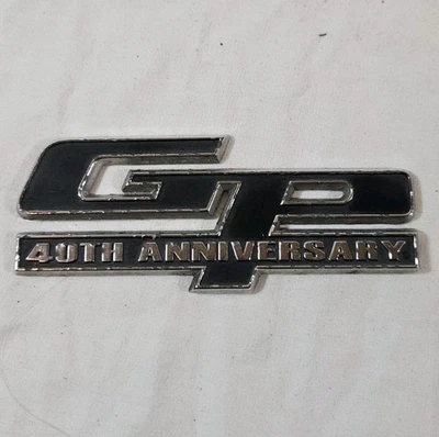 2002 Pontiac Grand Prix "GP 40º Aniversário" Edição Emblema de Metal - 3 7/8" - Imagem 1 de 4