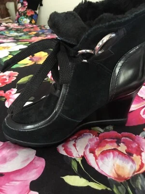 Botas de cuña GUESS Lanni de gamuza/cuero negras con plataforma/forradas de piel Foto 1 de 4