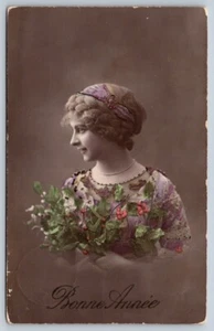 Bonne Annee, Feliz Año Nuevo, Hermosa Mujer Sosteniendo Ramo, Postal 1915 RPPC - Imagen 1 de 2