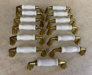 Lotto di 13 maniglie per ante armadio vintage in ottone con ceramica bianca USATO - Foto 1 di 4