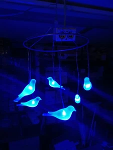 IKEA Skina Vogel-Lampe mit sechs blau leuchtenden Vögeln - Bild 1 von 7