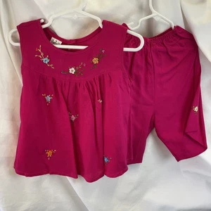 Zweiteiler 100% Baumwolle Shorts Shirt dunkelrosa mit bestickten Blumen Gr. 3 - Bild 1 von 11