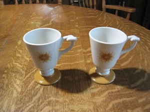 Vintage Set of 2 1970s Americana Hotel Knot Handle New York Coffee Pedestal Mugs - Foto 1 di 7