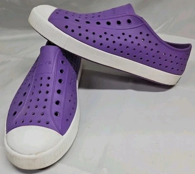 Sapatos impermeáveis Native Jefferson roxo e branco crianças tamanho J6 sapatos aquáticos excelente estado usado  - Imagem 1 de 4