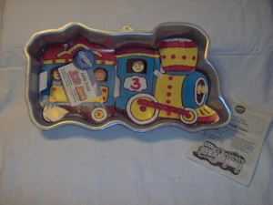 WILTON LITTLE TRAIN ALUMINIO CAKE PAN NOVEDAD De colección 1990 Clubes de Cumpleaños Divertidos - Imagen 1 de 4
