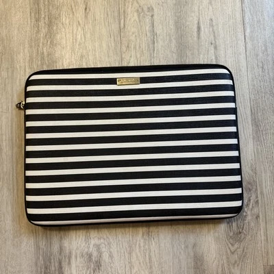 Funda para computadora Kate Spade New York negra a rayas cuero saffiano 13 pulgadas Mac Foto 1 de 4