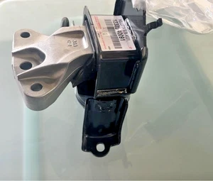 NEW Toyota OEM RH Engine Mount Insulator 12305-40091 iQ KGJ10 1KR-FE from Japan - Picture 1 of 3