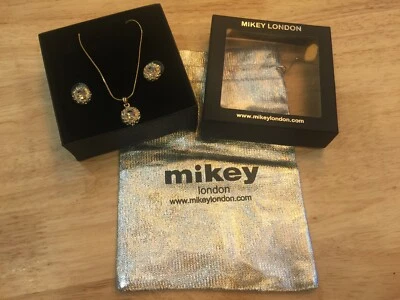 MIKEY LONDON - Juego de pendientes y collar de joyería de disfraz. Foto 1 de 4