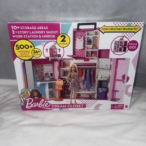 Barbie Traumschrank 36+ Teile 2 Ebenen Outfits Looks Tragetasche Neu - Bild 1 von 3