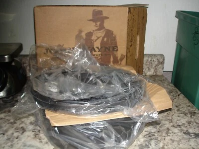 JOHN WAYNE Cast Iron Cookware Seasoned 4Qt Dutch Oven Rare! New In Box jw-ps101 - Image 1 of 4