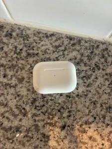 Apple AirPods Pro with Wireless Charging Case - White - Photo 1 sur 4
