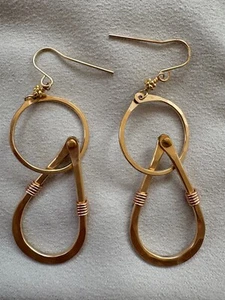 Pendientes en forma de lágrima ROBIN HALEY envueltos en círculo de oro rosa y oro rosa *NUEVOS* - Imagen 1 de 2