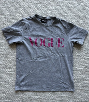 T-Shirt, Shirt, Top von VOGUE grau mit  pinkem Schriftzug M - Bild 1 von 4