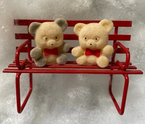 Osos flocados vintage en banco rojo adorno de Navidad 3" X 2" X 1,5" - Imagen 1 de 4