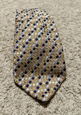 Corbata de seda Geoffrey Beene bronceada con patrón de diamantes en detalles azul claro y oscuro Foto 1 de 3