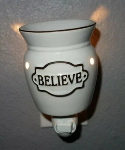 Calentador de cera enchufable de pared Scentsy Believe luz nocturna - Imagen 1 de 11