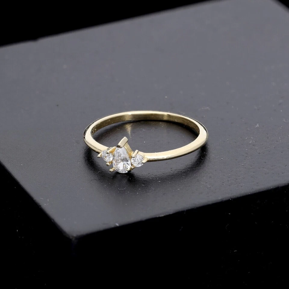 Anillo de oro amarillo real de 10 quilates con diamantes cultivados en laboratorio de corte redondo y pera de tres piedras de 0,19 quilates Foto 1 de 4