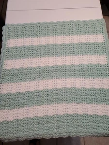 Banquete bebé hecho a mano de ganchillo blanco y verde menta con bordes festoneados 31x32 - Imagen 1 de 6