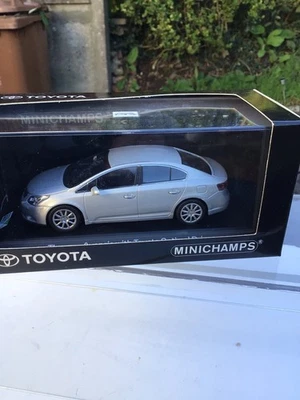  MINICHAMPS 1/43 SCALE 2009-11 TOYOTA AVENSIS WITH OPTIMAL DRIVE. - Image 1 of 4