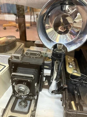 Meio capacete vintage anos 50 anos 60 Buco Traveler motocicleta acidente tamanho ajustável branco - Imagem 1 de 4