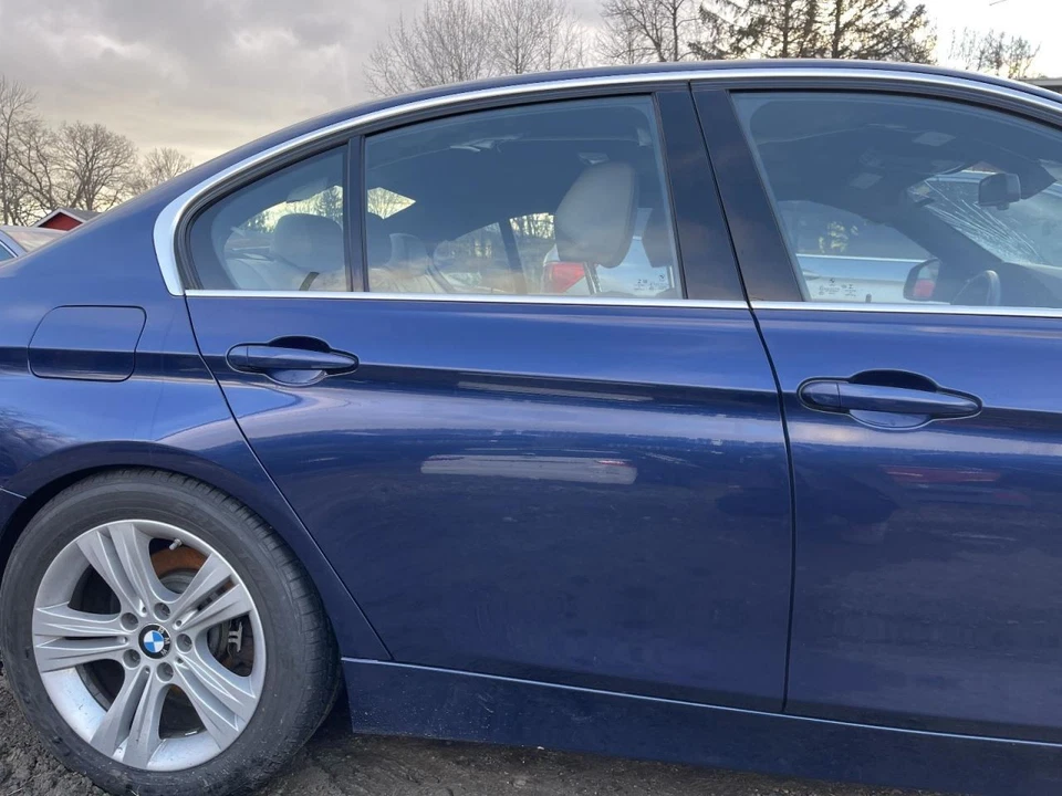 Синяя задняя дверь со стороны правого пассажира для BMW 330i 2017-2018 годов выпуска - Изображение 1 из 4
