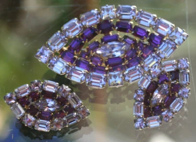 Vintage *PAT. 2583985* JUEGO DE ALFILERES Y PENDIENTES DE TERCER OJO PIEDRA PÚRPURA Y TRANSPARENTE ¡L@@K!! Foto 1 de 4