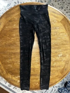 Spanx by Sara Blakely Kunstleder Camouflage hoch geschnittene Leggings | Damen Gr. XS | EUC - Bild 1 von 10