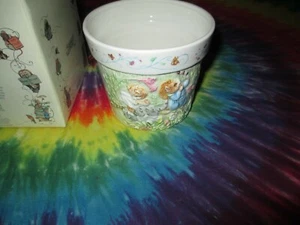 BEATRIX POTTER WORLD SCHMID CERAMIC SMALL KITCHEN POT A GARDEN OF OUR TOWN-NEW - Picture 1 of 8