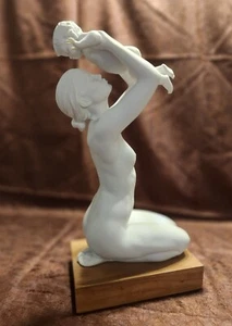 Escultura de porcelana de madre y bebé Lladro Beginnings con papeles del programa de garantía - Imagen 1 de 14