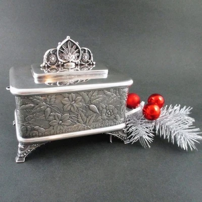 Antiguo MERIDEN B. #85 - JOYERO CON PATAS - Cuádruple plata, en relieve, c.1886 Foto 1 de 4