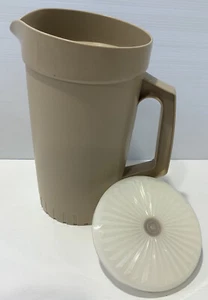 Vintage TUPPERWARE Creme 1L Pouring Jug With Lid Summer Entertaining 874-10 - Picture 1 of 5