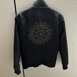 Chaqueta Bomber Threyda Gold Mandala Negra Talla Mediana Forrada Artística Cremallera Completa - Imagen 1 de 7
