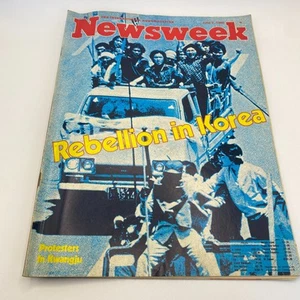 International Newsweek Magazine 1980 Rebellion in Korea Protesters in Kwangiu - Foto 1 di 13