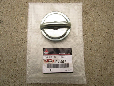 SE ADAPTA A: CUBIERTA DE TAPA DE LLENADO DEL TANQUE DE COMBUSTIBLE MITSUBISHI CORDIA 1984 ORIGINAL OEM NUEVO Foto 1 de 3