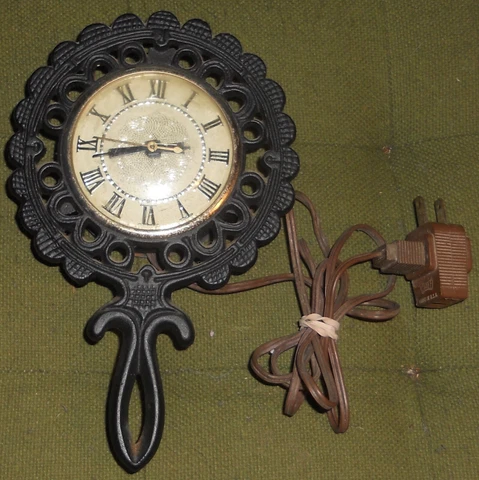 Vintage Lanshire Cast Iron Trivet Electric Wall Clock Black Chicago USA Cover