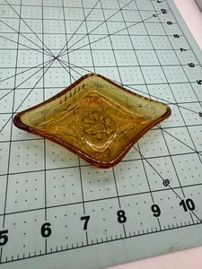Tiara de vidrio Indiana vintage sándwich ámbar diamante cenicero caramelo tuerca plato de 4,75" - Imagen 1 de 8