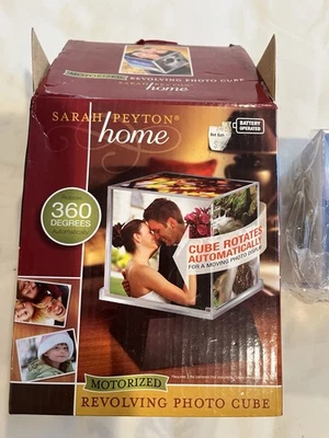 Cubo de fotos giratorio motorizado Sarah Peyton Home foto de 4" x 4" - giro automático 360° Foto 1 de 2