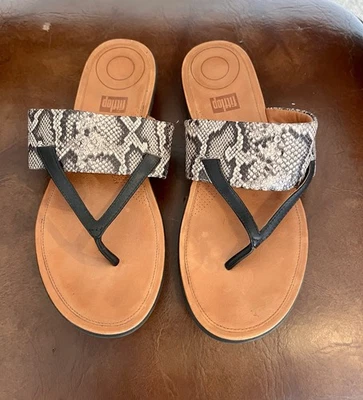 Fitflop 女式 Delta Toe 丁字鞋 凉鞋,灰褐色 蛇/黑色,美国 9 — 第 1/4 张图片