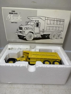 Caminhão basculante First Gear 1960 modelo B-61 Mack, departamento de parques, fundido em escala 1/34 - Imagem 1 de 4