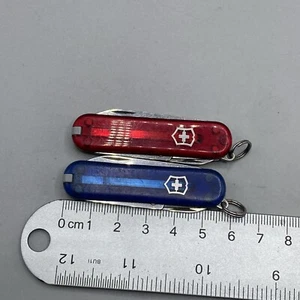Lot of 2 Victorinox Classic SD Swiss Army Knives - Rudy & Sapphire - Picture 1 of 12