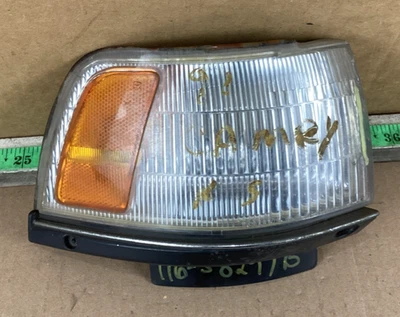 Luz intermitente esquina lado pasajero delantero derecho Toyota Camry 1987-1991 OEM Foto 1 de 4