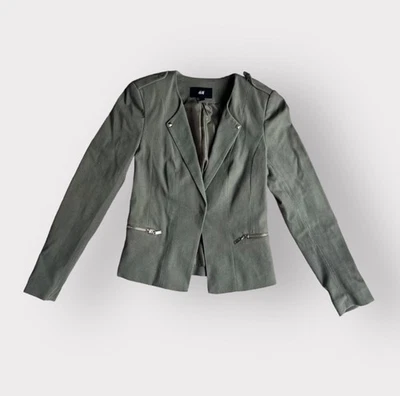 Blazer H&M verde oliva con tachuelas - bolsillos con cremallera, algodón Foto 1 de 4