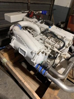 Cummins sic 285   ,  285 HP  Marine Diesel Engine  LOW HOURS - Image 1 of 4