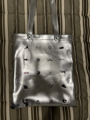 Bolso de Mano Beyoncé RENAISSANCE World Tour VIP Plateado Metálico RARO Foto 1 de 2