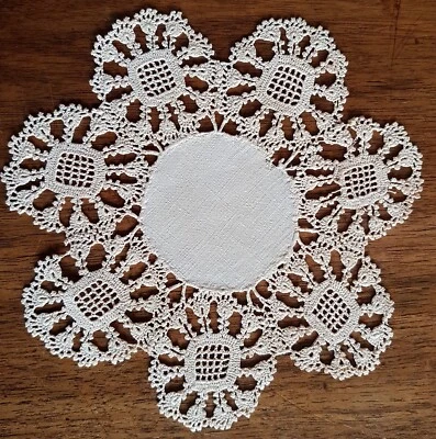 Napperon XIXe en lin et entourage en dentelle de VENISE -diamètre 17 cm - Photo 1/2