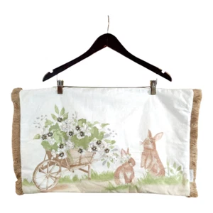 Funda de Almohada Isaac Mizrahi 15" x 23.5" Con Cuentas Conejo Con Flecos de Yute Pascua - Imagen 1 de 6