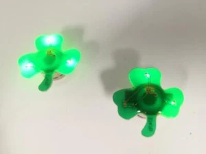 2 PIEZAS Trébol Iluminado San Patricio Sombrero Gorra Solapa Alfileres Coleccionables Magnéticos EE. UU. - Imagen 1 de 2