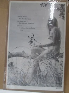 Hot Girl "Free am i Embrace" Poster Spiaggia Bianco e Nero 1971 #G7936 - Foto 1 di 5